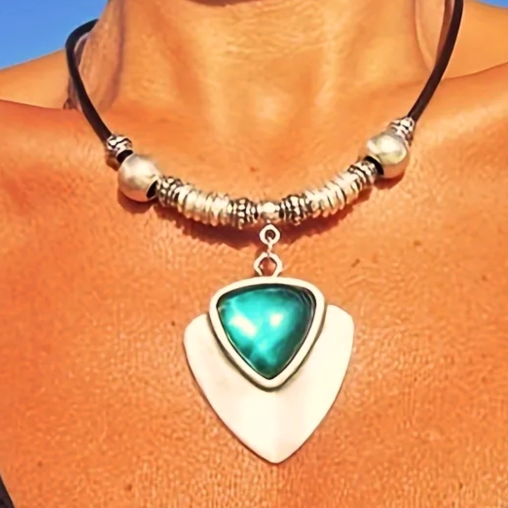 NWOT  BOHAMIAN GEOMETRIC GREEN SAPPHIRE SILVER TONE NECKLACE ADJUSTABLE CHAIN
